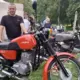 Kazdangā plaukst moto kultūra: "Black&White Crew" atdzīvina vecos spēkratus un pulcē entuziastus