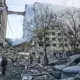 Kijivas Šausmas un Trampa Nožēla: Krievijas Triecieni Grauj Dzīvojamās Ēkas, Radot Sāpīgu Kontrastu ar Debatēm par Krievijas Vieta Pasaulē
