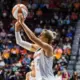 Kitija Laksa ar 11 punktiem sekmē "Mercury" trešo uzvaru pēc kārtas WNBA un nostiprina pozīcijas līgas elitē