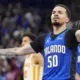 Kols Entonijs maina krastu: no "Grizzlies" uz "Bucks" titula medībās