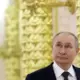 Kremļa Propagandas Ēna Pār Latviju? VDD Atklāj Patiesību par Putina Tēva Relikviju Izstādes Organizatora Saiknēm