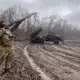 Krievijas militārā varenība klibo: ISW brīdina par padomju bruņutehnikas krājumu izsīkšanu un izmisuma risinājumiem frontē