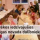 Kuldīgas novada dalībnieku ikdiena dziesmu un deju svētkos: pidžamu modes skates un centrālās apkures siltums Rīgas Hanzas vidusskolā