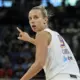 Laksa bez tālmetieniem, bet "Mercury" triumfē pār WNBA līderēm "Lynx" dramatiskā cīņā