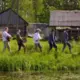 Latgaliešu mūzikas revolūcija: Grupa „Unknown Artist” pārsteidz ar kantrī hitu „Rika Tak” un Zintu Krakopu