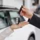 Latvijā jaunu auto reģistrāciju apjoms pirmajā pusgadā strauji kāpj: Iespaidīgs pieaugums par 29,7%