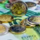 Latvijas Banku Peļņa Pirmā Ceturkšņa Sarukusi par 35% – Kādi ir Iemesli Dramatiskajam Kritumam?
