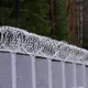 Latvijas austrumu robeža joprojām spriedzē: vienā dienā atturēts 101 migrants, kopskaitam tuvojoties 8000