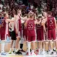 Latvijas basketbolisti aizraujošā pārbaudes spēlē papildlaikā piekāpjas Lietuvai; sasniegts skatītāju rekords