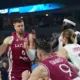 Latvijas basketbolisti atrauj uzbrukuma slūžas un iekļūst astotdaļfinālā, taču traumas met bažīgu ēnu pār tālāko ceļu