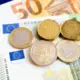 Latvijas lielākās bankas samazina krājkontu likmes: Kāpēc nauda "kūst" un ko darīt noguldītājiem?