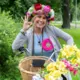 Liene Šomase bauda vasaru Rīgas ielās: Karalienes cienīgi izbraucieni uz divriteņa