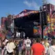 Liepājā sācies vērienīgais festivāls "Summer Sound": Dārd mūzika un tūkstošiem apmeklētāju šturmē pludmali