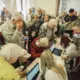 Liepājā simtiem cilvēku pulcējas, lai atgūtu oik: lakmusa papīrītis latvijas demokrātijai