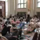 Lietains Rīts, Mierpilna Sirds: Joga Mākslas Muzejā Pulcē Ziedotājus Izglītībai Starptautiskajā Jogas Dienā