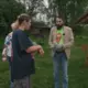 Magones Dīvainā Derība: Skūpsts Par Kolorādo Vaboļu Ražu Šokē Šova "Slavenības. Bez filtra" Fanus