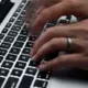 Mākslīgais intelekts cīnās ar deepfake draudiem: tehnoloģiju sacensības sabiedrības uzticamības vārdā
