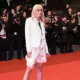 Marlēna Sniega Uzmirdz Kristenas Stjuartes Debijas Filmā un Kannu Sarkano Paklāju Spožumā