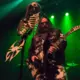 Metāla Leģenda Atgriežas: Makss Kavalera un Dēls Zions ar “Soulfly” Sagraus “Melnās Piektdienas” Skatuvi Rīgā