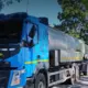 Militārā konvoja incidents Sidgundā: nolauztie koku zari izsit kravas auto vējstiklu, cieš šoferis