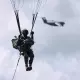 NATO dzelžainais dūriens Latgalē: Spānijas desantnieki nolaižas Daugavpilī vērienīgās mācībās "Swift Response 2025"