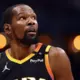 NBA SENSĀCIJA: Kevins Durants Šokējošā Maiņas Darījumā Pāriet uz Hjūstonas 'Rockets'!