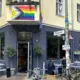 Naids pret LGBTK+ pieaug: Berlīnes kafejnīca “Das Hoven” cieš no brutāliem uzbrukumiem