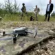 Nākotnes aizsargi "Mežainē": jaunieši apgūst stratēģiski svarīgas dronu pilotēšanas prasmes Valsts aizsardzības mācībā