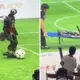 Neveiklie milži un grandiozi sapņi: Ķīnā debitē robotu futbols ar sadursmēm un solījumiem par nākotnes triumfiem
