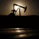 OPEC+ Ātrina Naftas Ieguvi: Globālā Tirgus Atbilde uz Ģeopolitisko Spriedzi