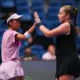 Ostapenko un Sji nodrošina vietu WTA Finals pusfinālā pēc uzvaras pār favorītēm
