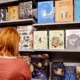 Paradokss Latvijas Grāmatniecībā: Jaunu Nosaukumu Uzplaukums un Tirāžu Noslēpumi