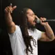 Pārrāvums apraidē: BBC pārtrauc “augsta riska” mūziķu tiešraides pēc Bob Vylan skandāla Glastonberijā
