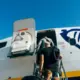 Pārsteidzošs Pavērsiens: Ryanair Palielina Bezmaksas Rokas Bagāžas Izmēru, Iepriecinot Ceļotājus un Atbildot ES Spiedienam