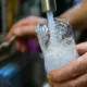 Pārsteidzošs atklājums: Kāds dzēriens ir labāks par ūdeni šķidruma uzņemšanai?