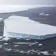 Pasaulē lielākais aisbergs A23a sadalās siltajos ūdeņos: dramatiska beigu deja pēc 40 gadu ceļojuma