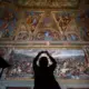 Pēc desmit gadu restaurācijas Vatikānā atdzimst majestātiskā Konstantīna zāle: Rafaēla atklājumi un vēstures liecības