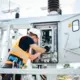 Pēc postošā piektdienas negaisa Latgalē un Vidzemē joprojām daudzviet traucēta elektroapgāde
