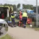 Piedrujas ielā avarē itāļu motociklists ar dēlu: Ceļojums pārvēršas satiksmes drāmā