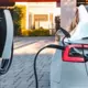 Pirms pērc elektromobili: pieci būtiski padomi no pieredzējušas vadītājas