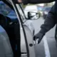 Policija Skrundā Aiztur Vīrieti par Zādzībām no Neaizslēgtiem Auto — Laikā, Kad Vērts Būt Īpaši Vērīgiem