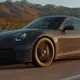 Porsche 911 Carrera: Leģendas Jaunākais Izlaidums Iekaro Latvijas Ceļus ar Hibrīda Pieskārienu