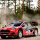 Renāra Franča neparastā improvizācija "Rally Estonia" – kā stūrmanis ar kāju glāba kritisko situāciju "M-Sport Ford" automašīnā