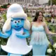 Riannas Zilganā Pasaka Briselē: Kā “Smurfu” Pirmizrādes Tērps Redefinēja Grūtnieču Modi