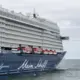 Rīgā sagaidīts sezonas simttūkstošais kruīza pasažieris ar kuģi "Mein Schiff 3"