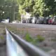 Rīgā traģēdija: jaunietis gājis bojā, pakļūstot zem tramvaja Miera ielā
