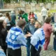 Rīgas Ielās Atskan Piemiņas Soļi: "Dzīvo Gājiens" Godina Holokausta Upurus un Apliecina Neuzvaramu Cerību