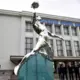 Rīgas dome pieņem dāvinājumā Valdemāra Baumaņa pieminekli: Godināta "Sapņu komandas 1935" zelta leģenda