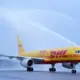 Rīgas lidostā sagaidīta DHL lidmašīna krūts vēža pacientu atbalstam
