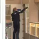 Rīgas lombardu laupītājs nonācis aiz restēm: Policijas panākumi atjauno mieru pilsētā